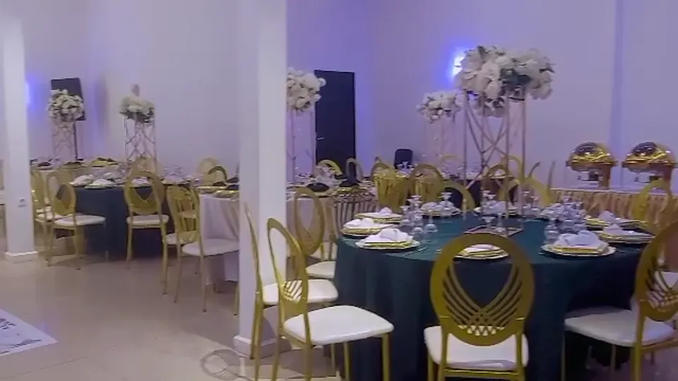 Salle de Glorious Hall décorée pour un événement, à Douala